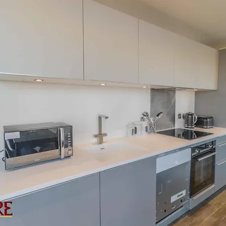 Stylish 2 Bed On Broad Street! * Birmingham